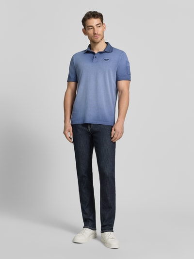 Männermodel trägt Regular Fit Poloshirt mit Label-Stitching von PME Legend in Blau, Reine Baumwolle, Knopfleiste. Ganzkörperansicht von vorne. Rückenlänge bei Größe M 72 cm.