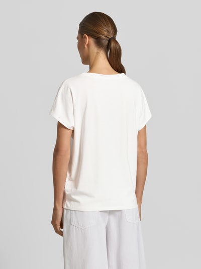 Männermodel trägt T-Shirt mit Motiv-Print und Ziersteinbesatz von Oui, mieszanka bawełny i modalu, krój regular fit, okrągły dekolt, długość tyłu w rozmiarze 36: 59 cm, jasne kolory, gładka tekstura, Ganzkörperansicht Rückansicht