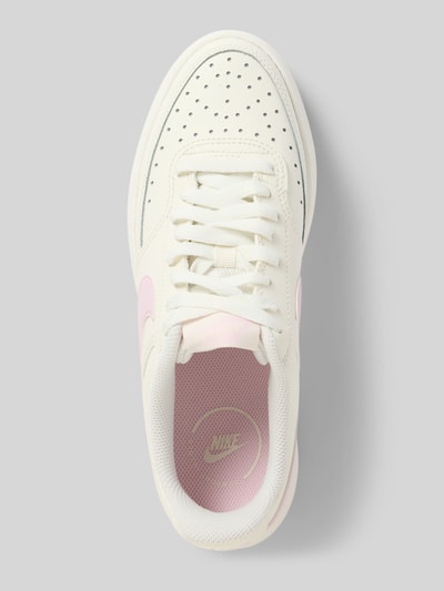 Produktfoto, Sneaker aus Leder-Mix mit Logo-Detail Modell 'Court Vision' von Nike, cremeweiß mit rosa Akzenten, abgerundete Passform, feine Loch-Struktur, Absatzhöhe 4 cm, Schafthöhe und -weite 6 cm, Damen Sneaker
