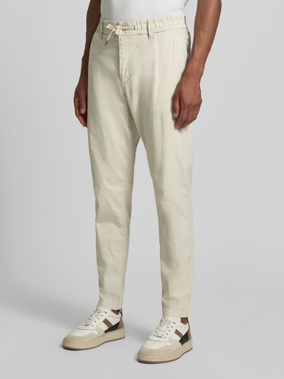 Mężczyznamodel nosi chinosy Tapered Chino aus Baumwoll-Mix Modell 'CHINO-TAPERED-DS-10' von BOSS Orange, efekt: jednolity kolor, krój tapered, szlufki na pasek, zapięcie na guzik i ukryty zamek błyskawiczny, tunel, elastyczny ściągacz, wpuszczane kieszenie boczne, kieszenie z tyłu, materiał: mieszanka bawełny, Ganzkörperansicht von vorne.