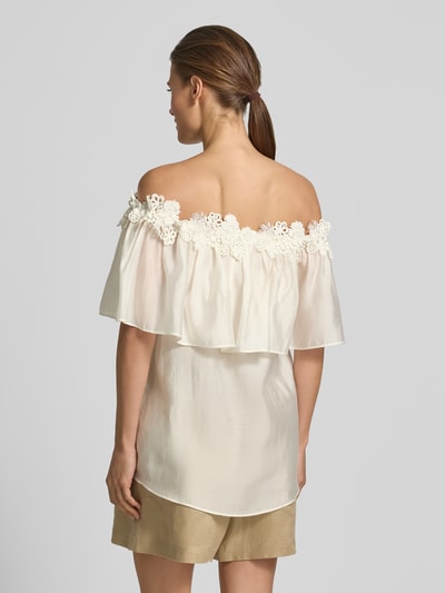 Frauenmodel trägt Regular Fit Bluse im Off-Shoulder-Look Modell 'MOLLY' von Copenhagen Muse, cremefarben, Spitze, Rückenansicht.