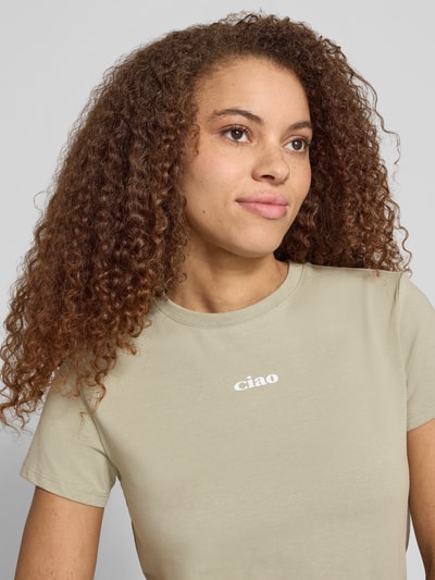 Frauenmodel trägt T-Shirt mit Print und Rundhalsausschnitt von REVIEW, Damen T-Shirt aus Baumwoll-Elasthan-Mix, Regular-Fit, Nahaufnahme Oberkörper.