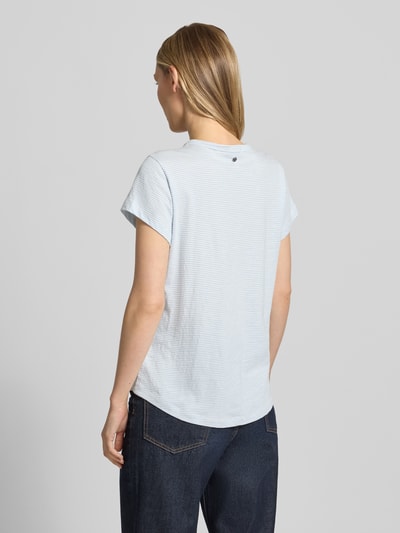 Frauenmodel trägt Regular Fit T-Shirt mit Logo-Print von MOS MOSH aus reiner Baumwolle, hellblau mit feinen Streifen, Rückenansicht, Rückenlänge bei Größe S 63 cm, Damen T-Shirt mit Rundhalsausschnitt.