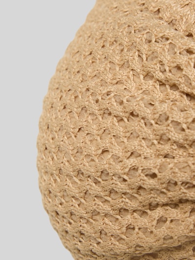 Detailaufnahme, Frauenmodel trägt Bikini-Oberteil mit Strukturmuster von Jake*s Casual in Beige, elastischer Material-Mix mit Raffungen