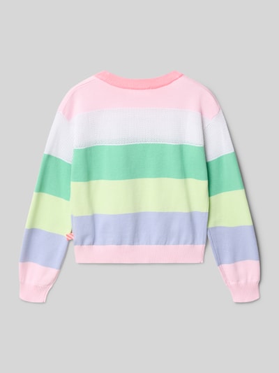 Mädchen trägt Regular Fit Pullover in Strick-Optik von BILLIEBLUSH, Reine Baumwolle, Pailettenbesatz, Ganzkörperansicht Rückansicht.