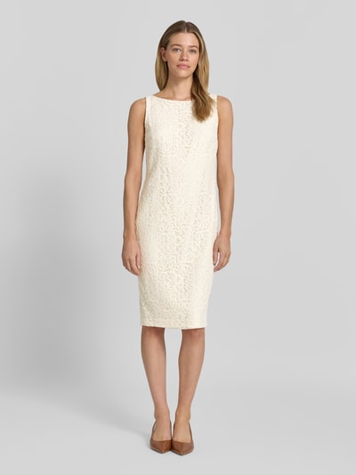 Frauenmodel trägt eng anliegendes, cremefarbenes Cocktailkleid aus Viskose-Mix mit Baumwoll-Anteil von Lauren Ralph Lauren; Ganzkörperansicht von vorne. Damen Cocktailkleid.