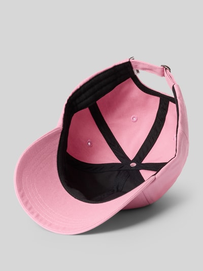 Produktfoto, Basecap aus reiner Bio-Baumwolle Modell 'YENAAS BOLD' von Armedangels, Optik: Unifarben, Logo-Stitching, eingestickte Luftlöcher, verstärkter Schirm, verstellbarer Riegel, Material: reine Baumwolle, pinke Farbe, textile Struktur.