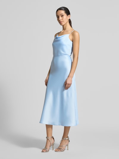 Kobiece modelka nosi Slim Fit Midikleid aus Satin Modell 'Thea' von YAS, elastyczna mieszanka materiałów, cienkie ramiączka, odpinana tasiemka w talii, satynowa powierzchnia, jasnoniebieski kolor, szerokość w rozmiarze 36: 46 cm, długość tyłu 124 cm, krój slim fit, zdjęcie całej sylwetki z przodu