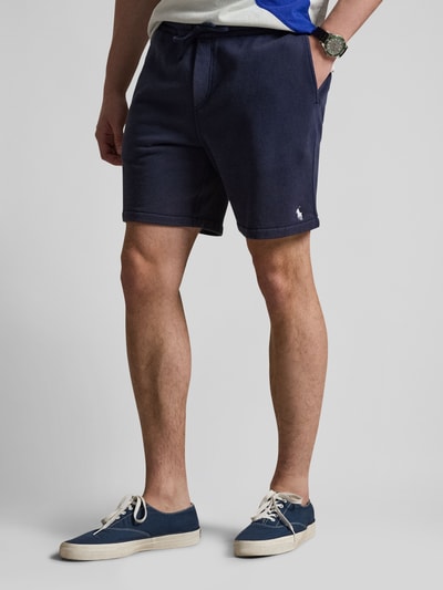 Männermodel trägt Regular Fit Sweatshorts aus Baumwoll-Mix von Polo Ralph Lauren, Optik: Unifarben, Logo-Stitching, Ganzkörperansicht von vorne.