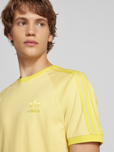 adidas Originals T-Shirt mit Rundhalsausschnitt und Logo-Stitching Hellgelb 3