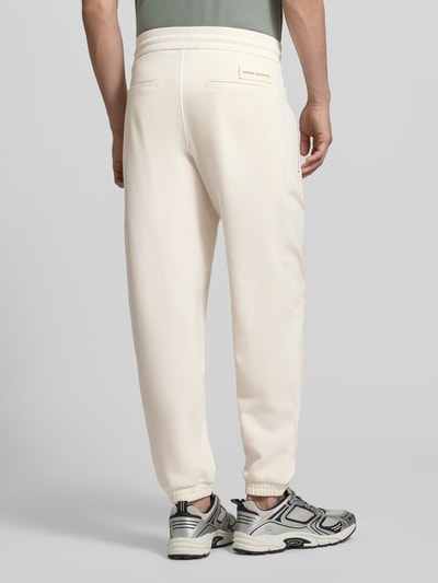 Männermodel trägt Regular Fit Sweatpants mit Gesäßtaschen Modell 'Pantaloni' von ARMANI EXCHANGE aus Baumwoll-Mix, Ganzkörperansicht Rückansicht.