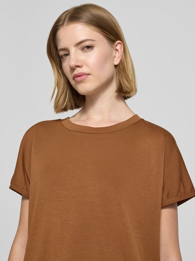 Frauenmodel trägt Damen T-Shirt aus Mohair-Mix mit Rundhalsausschnitt Modell 'BANU' von Soyaconcept, Regular-Fit, Nahaufnahme Oberkörper.