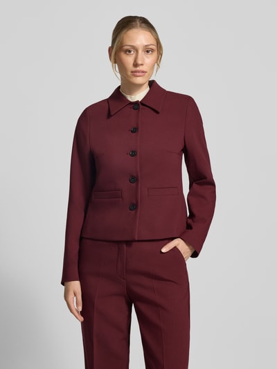 Vrouwenmodel draagt Slim Fit Blazer met Paspelzakken van MORE, bordeaux, met viscose, knoopsluiting, platte kraag, voorkant, dames, ruglengte 53 cm, borstwijdte 38 cm, mouwlengte 62 cm, ganzkörperansicht van voren