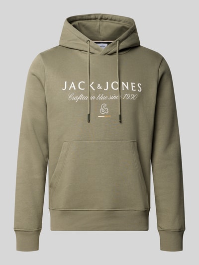 Produktfoto, Relaxed Fit Hoodie aus Baumwoll-Mix Modell 'KYLE' von JACK & JONES in Olivgrün mit Kapuze, Känguru-Tasche und Label-Print.
