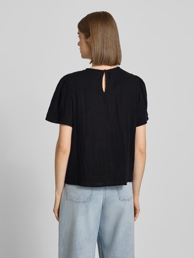 Frauenmodel trägt Relaxed Fit Bluse aus reiner Baumwolle Modell 'SIKKA' von Pieces, Optik: Unifarben, Musselin, Ganzkörperansicht Rückansicht.