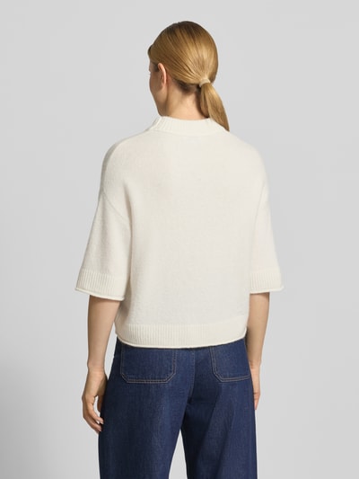 Kobiece modelka nosi Strickshirt mit überschnittenen Schultern Modell 'Pafinna' od OPUS, kremowa faktura, prosty krój, zdjęcie sylwetki z tyłu