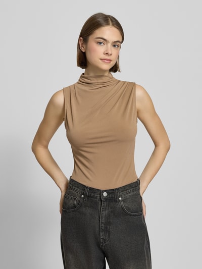 Vrouwenmodel draagt Shaped Fit Shirt zonder mouwen Model 'MADISON' van Pieces in effen kleuren, hooggesloten hals, labelstitching, Nahaufnahme Oberkörper.