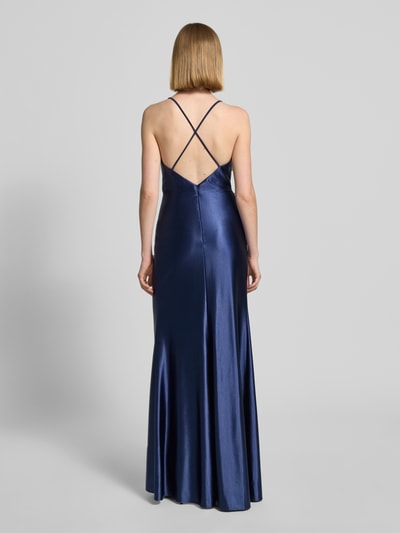 Männermodel trägt Maxikleid aus Satin mit Drapierungen und Gehschlitz von Luxuar, granatowa satyna, taliowany fason, długość tyłu w rozmiarze 36: 147 cm, szerokość klatki piersiowej w rozmiarze 36: 33 cm, rozcięcie, drapowania, dekolt w serek, Ganzkörperansicht Rückansicht.