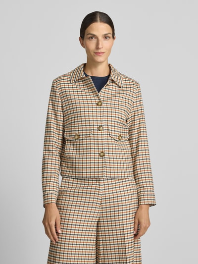 Frauenmodel trägt Regular Fit Blazer mit Viskose-Anteil von MORE & MORE, kariertes Muster, beige und braune Töne, Ganzkörperansicht von vorne. Elastischer Material-Mix, Umlegekragen, aufgesetzte Taschen, Knopfleiste, Rückenlänge 51 cm, Brustweite 49 cm, Ärmellänge 61 cm.