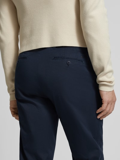 Männermodel trägt Hose mit Gesäßtaschen Modell 'Evans' von BRAX, katoenmix met stretch, slim fit, donkerblauw, binnenbeenlengte 81 cm, detailaufnahme rückansicht.