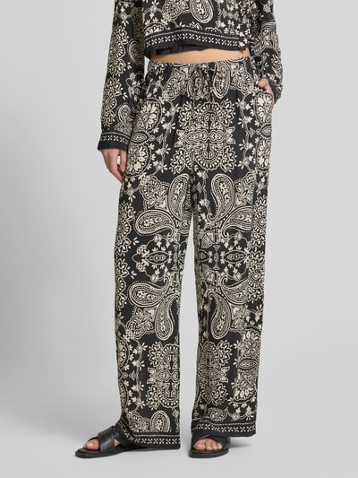 Frauenmodel trägt Loose Fit Weite Hose aus reiner Viskose Modell 'EMZA AJA' von Only mit florales Allover-Muster, Nahaufnahme Unterkörper.