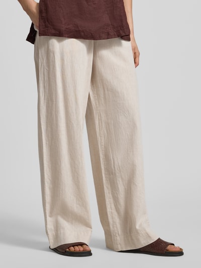Kobiece model nosi Regular Fit Weite Hose aus Leinen-Baumwoll-Mix Modell 'LUISA' od Selected Femme, melanż, krój regular fit, tunel, elastyczny ściągacz, wpuszczane kieszenie boczne, kieszeń z tyłu, wykończenie: cieniowana przędza, mieszanka lnu i bawełny, zdjęcie: zbliżenie na dolną część ciała