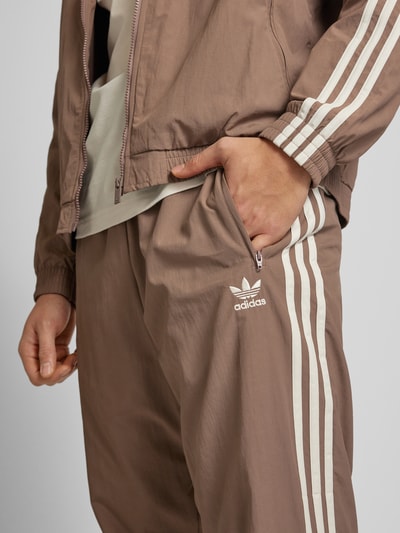 adidas Originals Sweatpants mit elastischem Bund Dunkelbraun 3