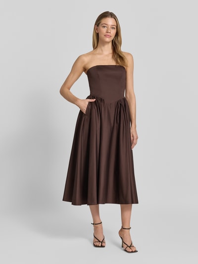 Vrouwenmodel draagt cocktailjurk 'Cocktailkleid im Off-Shoulder-Look mit Smok-Details' van Jake*s Cocktail in bruin, Mix van katoen en elastaan, A-lijn, midi-jurk, off-shoulder-look, smokdetails, Ruglengte maat 36: 104 cm, Borstwijdte maat 36: 35 cm, Ganzkörperaanzicht van voren.