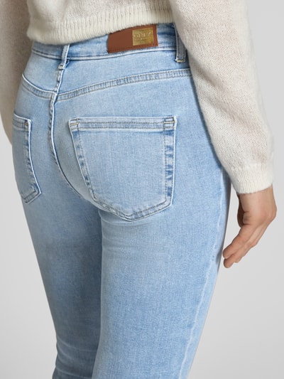 Frauenmodel trägt Skinny Fit Jeans aus Baumwoll-Mix Modell 'BLUSH' von ONLY in heller Denim-Optik mit Label-Patch und 5-Pocket-Design, Detailaufnahme Rückansicht.