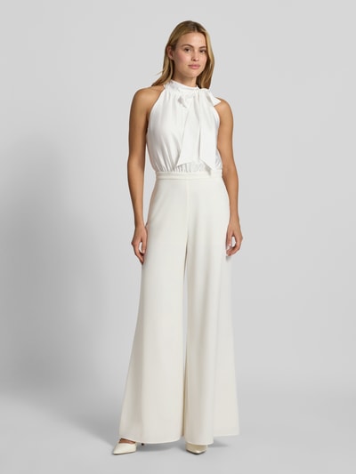 Frauenmodel trägt Jumpsuit mit Stehkragen von SWING, elastischer Material-Mix in Weiß, taillierte Passform, Ganzkörperansicht von vorne.
