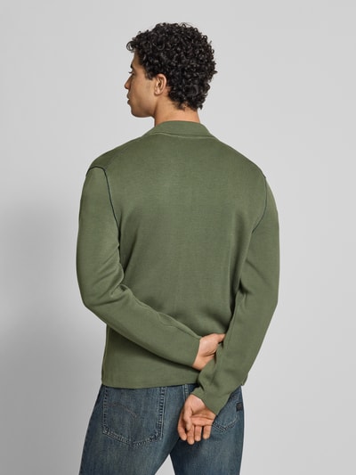 Männermodel trägt Regular Fit Cardigan aus Baumwoll-Mix von Marc O'Polo Denim in Optik: Unifarben, Feinstrick, Ganzkörperansicht Rückansicht.