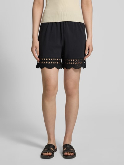 Frauenmodel trägt Regular Fit Shorts aus reiner Baumwolle Modell 'GABBY' von Vero Moda, Optik: Unifarben, Jersey, mit Tunnelzug und elastischem Bundabschluss, Ganzkörperansicht von vorne.