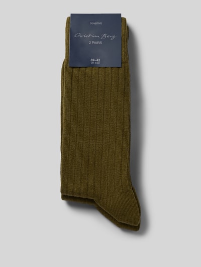 Produktfoto, Socken aus Baumwoll-Mix im 2er-Pack von Christian Berg Men mit Ripp-Optik und Label-Print, olivgrüner Farbton, strukturierte Oberfläche, elastisches Rippbündchen, Herren Socken