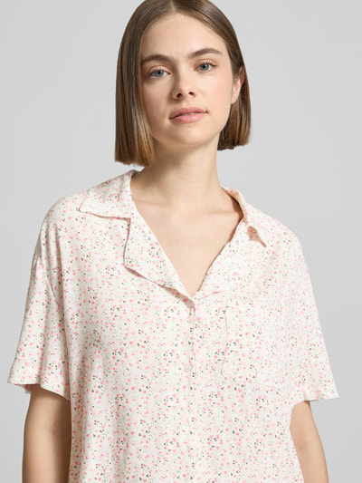 Frauenmodel trägt Relaxed Fit Hemdbluse aus reiner Viskose Modell 'BARRI' von Pieces, Optik:Allover-Muster, floral, Nahaufnahme Oberkörper.
