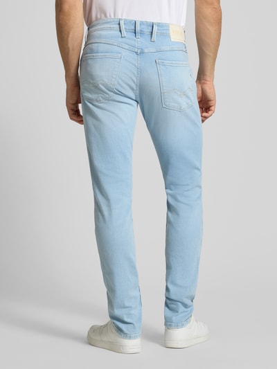 Męski model nosi Slim Fit Jeans mit Eingrifftaschen Modell 'Anbass' od Replay, bawełna z elastanem, krój slim fit, jasnoniebieski, szerokość w rozmiarze 32/32: 45 cm, długość nogawki od wewnątrz 82 cm, widok całej sylwetki z tyłu.