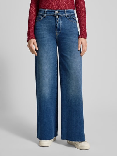 Kobieta prezentuje Wide Fit Jeans mit Taillenband von Marc Cain, mieszanka bawełny, krój wide fit, tasiemka w talii, 5 kieszeni, listwa guzikowa, szerokość w rozmiarze 36: 37 cm, długość wewnętrzna nogawki 80 cm, widok z przodu na całą sylwetkę.
