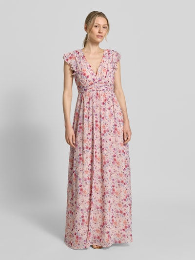 Frauenmodel trägt Abendkleid aus Chiffon mit floralem Allover-Print von Jake*s Cocktail, Taillierte Passform, V-Ausschnitt, Kappärmel mit Rüschen, Raffungen, Rosa- und Pinktöne, fließende Textur, Ganzkörperansicht von vorne. Rückenlänge bei Größe 36: 131 cm, Brustweite 37 cm.