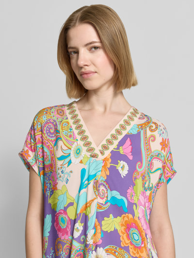 Frauenmodel trägt Midikleid aus Viskose im Allover-Look von Emily Van den Bergh in bunten Farben und geradem Schnitt, Nahaufnahme Oberkörper