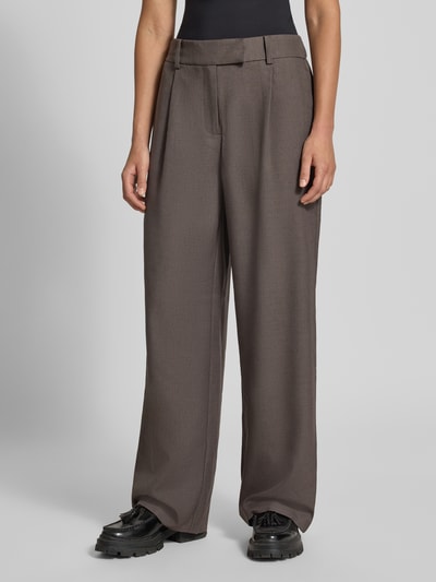 Frauenmodel trägt Weite Hose mit Eingrifftaschen Modell 'LINDA' von ONLY aus grauem Stoff, lockerer Schnitt, Damen Weite Hose von ONLY, Nahaufnahme Unterkörper.