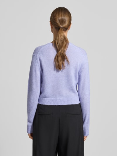 Frauenmodel trägt Regular Fit Strickjacke mit Woll-Anteil Modell 'SFEBRA' von HUGO in Melange-Optik, gerippte Abschlüsse, Ganzkörperansicht Rückansicht.