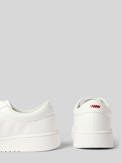 Produktfoto, Sneaker mit Schnürung Modell 'Neston_tenn_pu' von HUGO für Herren in Weiß mit glatter Oberfläche und rotem Detail auf Ferse.