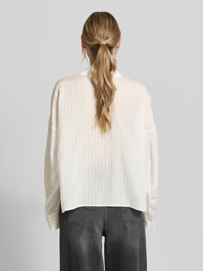 Vrouwenmodel draagt Relaxed Fit blouse met verdekte knoopsluiting model 'OSHIA' van Drykorn, lyocellmix, ruglengte maat 36: 57 cm, mouwlengte maat 36: 61 cm, overhemdkraag, dames blouse, witte kleur met fijne strepen, textuur licht doorschijnend, rugaanzicht volledige lichaamsopname.
