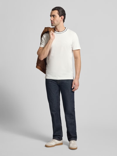 Männermodel trägt Regular Fit T-Shirt aus Baumwoll-Mix von Lacoste, Optik: Unifarben, Logo-Stitching, Rundhals, Kurzarm, Piqué; Ganzkörperansicht von vorne.