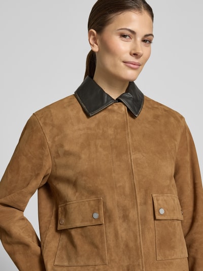 Vrouwenmodel draagt Veloursjacke mit Lederkontrastkragen van Jake*s Casual, dames velours regular fit met contrastkraag en klepzakken, Nahaufnahme bovenlichaam.