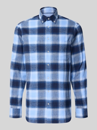 Produktfoto, Freizeithemd aus Flanell mit Button-Down-Kragen von Christian Berg Men, w odcieniach niebieskiego z kratą, bawełna, krój regular fit, kieszenie na piersi, długość tyłu 79 cm w rozmiarze M, szerokość ramion 48 cm w rozmiarze M, długość rękawów 66 cm w rozmiarze M