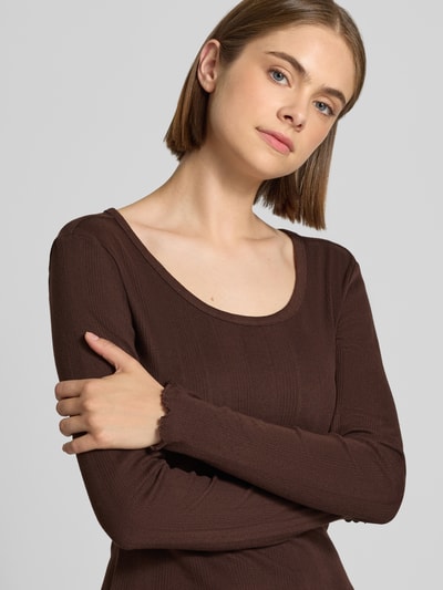 Frauenmodel trägt dunkelbraunes Slim Fit Langarmshirt mit Baumwoll-Anteil Modell 'TENNA' von ONLY, Damen Langarmshirt, Nahaufnahme Oberkörper.