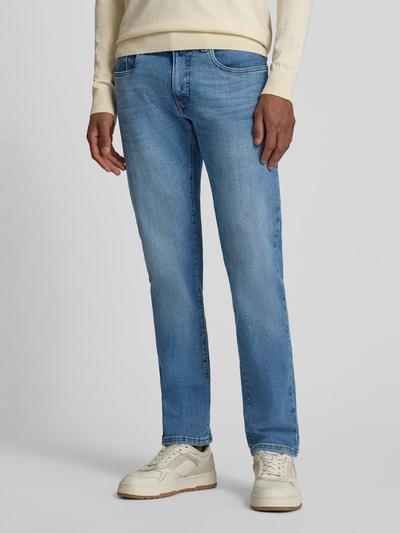 Męski model nosi Tapered Fit Jeansy z 5 kieszeniami Model 'Lyon' od Pierre Cardin, mieszanka bawełny ze streczem, jasnoniebieskie, całkowity widok z przodu. Szerokość w pasie 42 cm, długość wewnętrznej nogawki 80 cm.