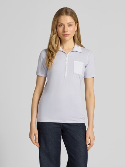 Frauenmodel trägt Regular Fit Poloshirt aus reiner Baumwolle von Marc O'Polo, Optik: Unifarben, Logo-Print, Jersey, Ganzkörperansicht von vorne.