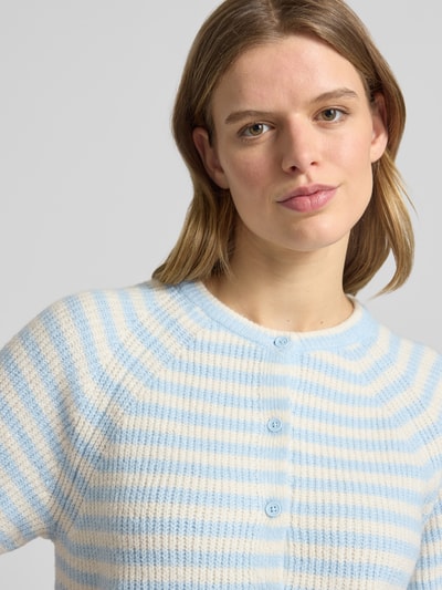 Vrouwenmodel draagt Regular Fit gebreid jack met wol-aandeel model 'MALOU' van Pieces, meerkleurig, streepmotief, ribtricot, knoopsluiting, ronde hals, korte mouw, raglanmouwen, look: meerkleurig, pasvorm: regular fit. Nahaufnahme bovenlichaam.