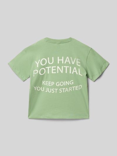 Jongen draagt Regular Fit T-shirt uit puur katoen van s.Oliver RED LABEL, look: effen, motiefprint en opschrift, ronde hals, korte mouw, detailopname rugaanzicht.